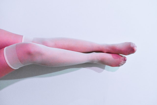 Ženské nohy v ružových pančuchách.jpg