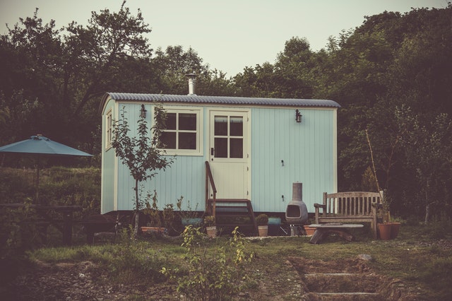 Modrý mobilný dom na záhrade