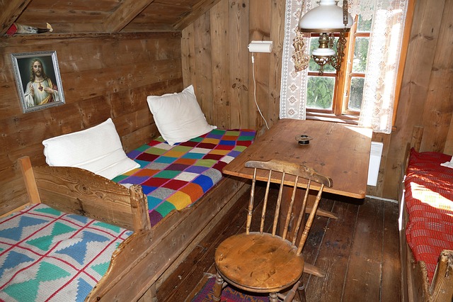 Interiér chatky s dreveným obkladom
