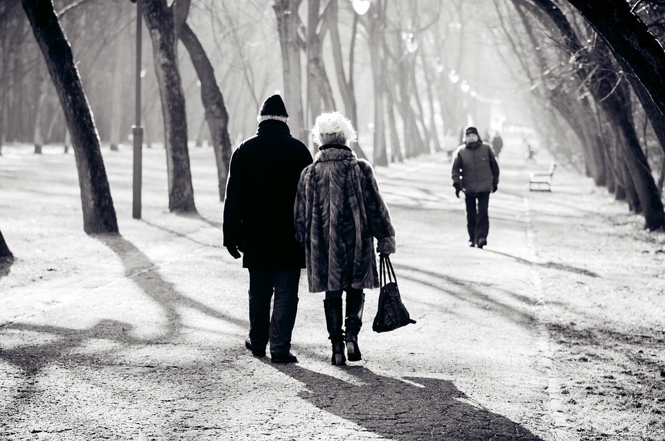 starší pár, prechádzka